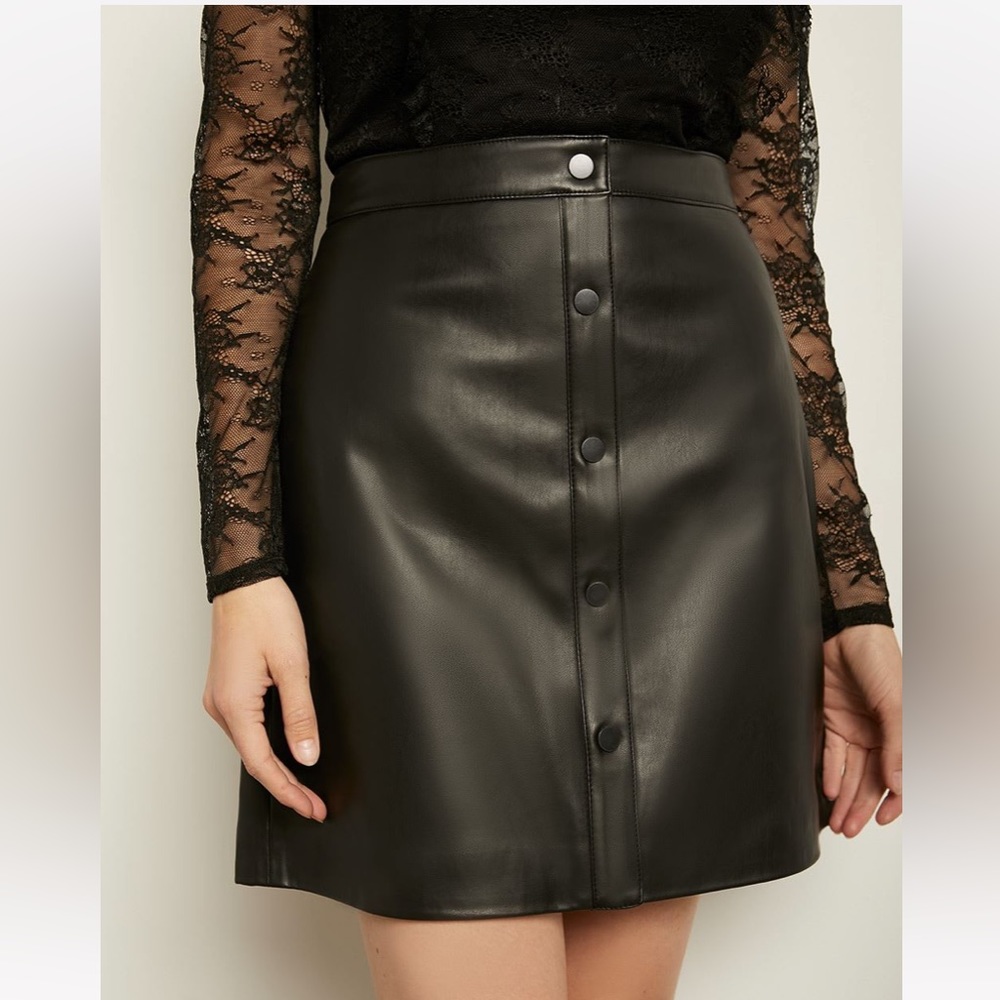 RW&CO Buttoned-Down High-Waist Faux
Leather Skirt